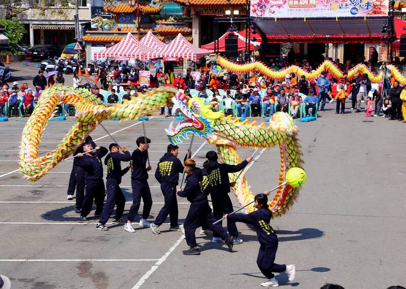 元宵火旁龍遇雨 苗栗市長:兩天活動如期舉行風雨無阻