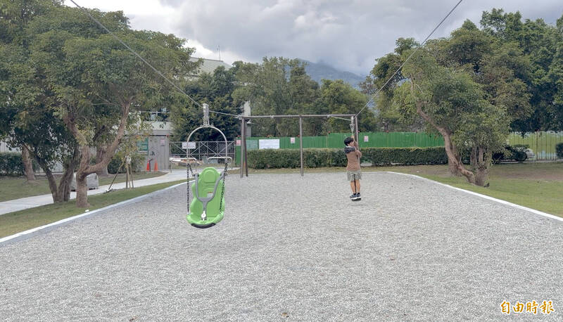 太緊張?中年男玩滑索卡住報警 池上鄉長:別玩兒童專用遊具