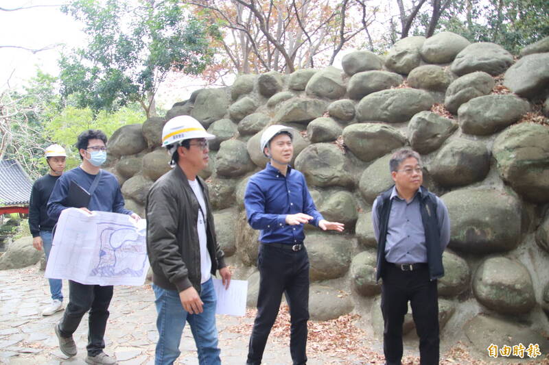 替竹北縣福園「整形」 鄭朝方實勘將敲掉巨型泥作、水池變回綠地