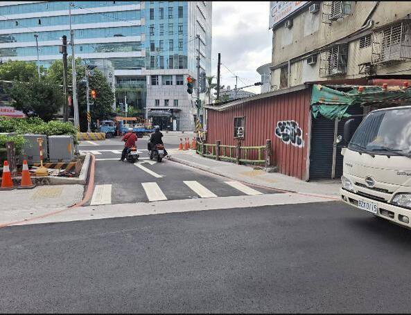 新北新店區順安街增設專用迴轉道 交局:已有效減少干擾直行車流