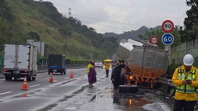 國1北上五堵段化學槽車自撞 幸未外洩回堵6公里