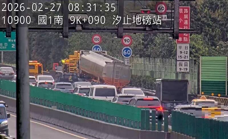 228連假首日上午國道30起車禍 回堵5公里塞爆