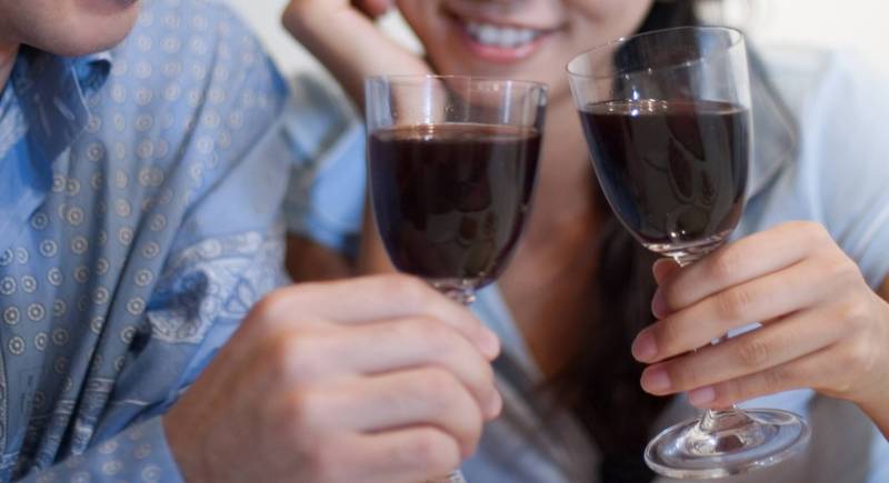 KTV歡唱玩過頭!男壓坐女同事大腿狂蹭 強制猥褻罪判刑