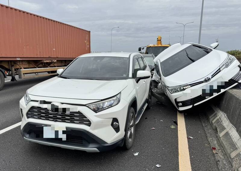 228連假首日國道1號台南段連環撞2傷 1車被推到分隔島上