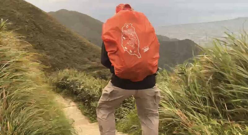 宜蘭落山風發威!嚇壞抹茶山友 礁溪溫泉棚架塌、熊偶街上跑