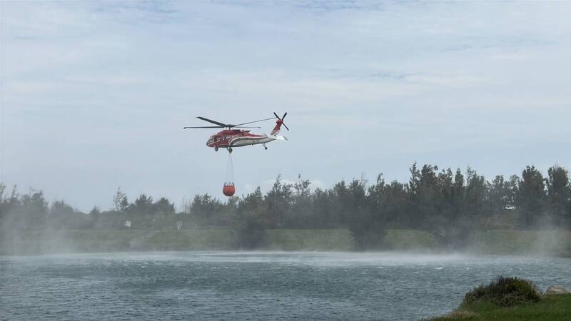 空勤直昇機前往活水湖取水，接著直飛知本滅火，民眾近距離目睹，感到氣勢驚人。（民眾提供）