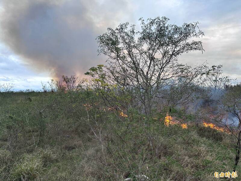 火勢反覆，燒了將近一天，消防人員疲於奔命。（記者劉人瑋攝）
