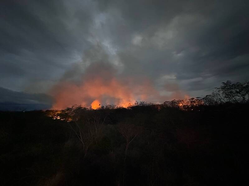 大火持續從昨晚到今凌晨，夜間火光更是驚人。（消防局提供）