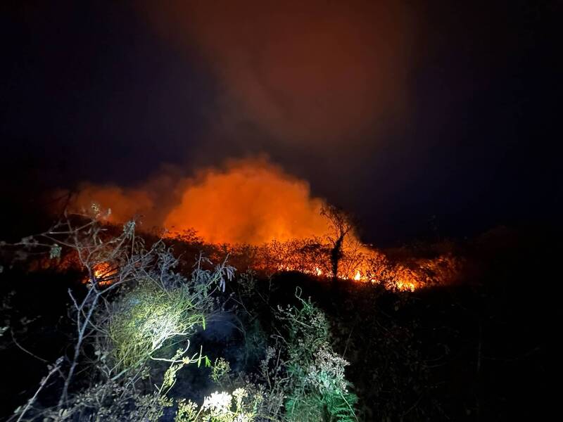大火持續從昨晚到今凌晨，夜間火光更是驚人。（消防局提供）