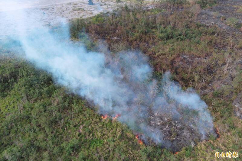 火勢反覆，燒了將近一天，消防人員疲於奔命。（記者劉人瑋攝）