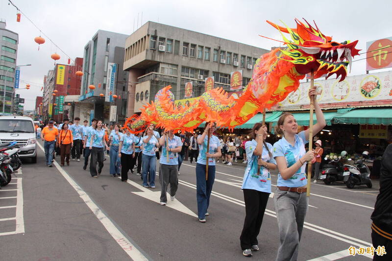 苗栗火旁龍踩街嘉年華「洋將」也來了 國際學生舞龍初體驗