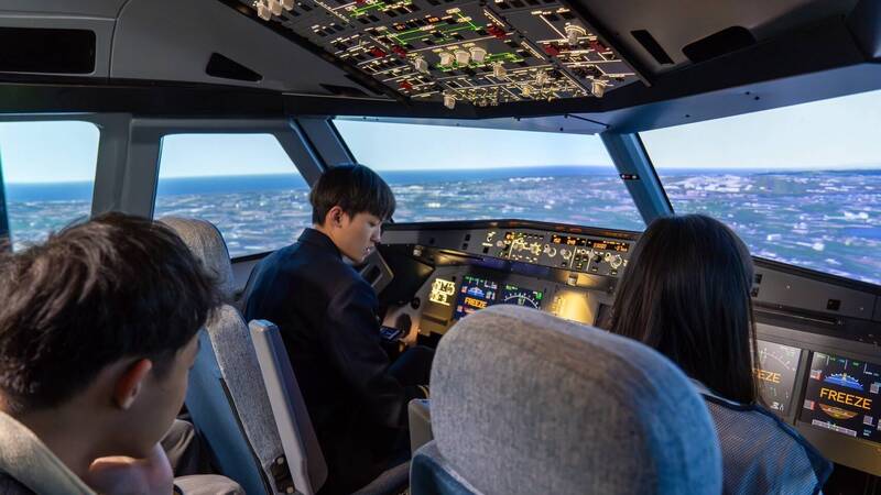朝陽科大航空體驗營 高中職學員滑逃生梯、操控模擬機驚呼連連