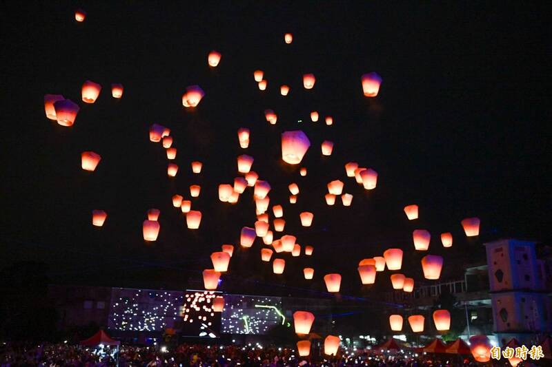 新北平溪天燈節萬頭鑽動 3巨型「福馬天燈」照亮山城夜空