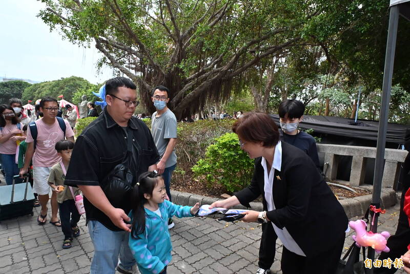 誇張!為了拿終極「絕版品」 她在八卦山排隊11小時搶頭香