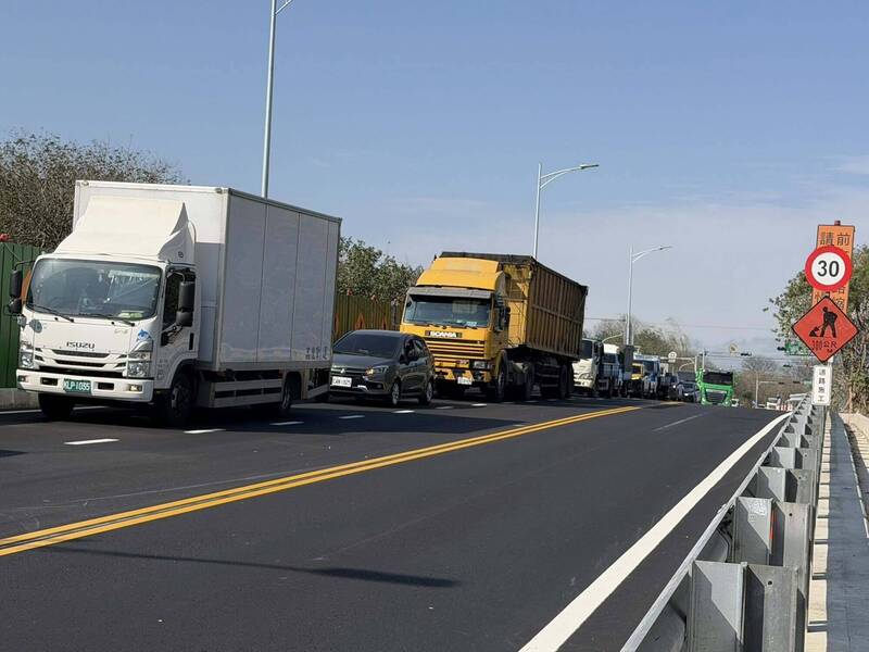 塞車惡夢不要來!彰化和美大橋引道施工 替代道路塞車有解了