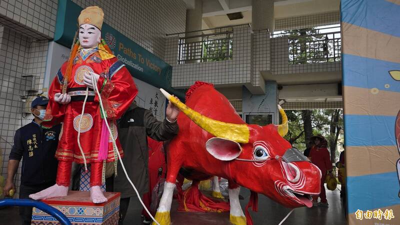 雨神也來報到!台南大東門迎春禮 「紅牛黑腹」暗藏天象密碼