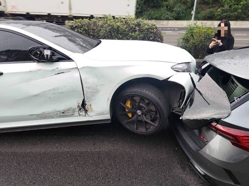 國道賓士煞不及!自撞護欄再釀3車追撞