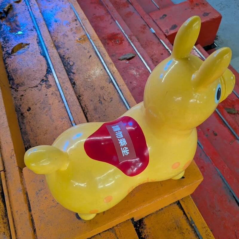 新竹燈會上百隻跳跳馬貼「請勿乘坐」 林彥甫批:市府只幫企業打廣告