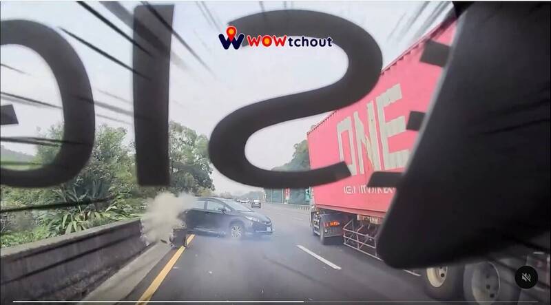 國道驚魂!休旅車遭貨櫃車撞翻轉3圈 目擊者驚喊:人生跑馬燈浮出來
