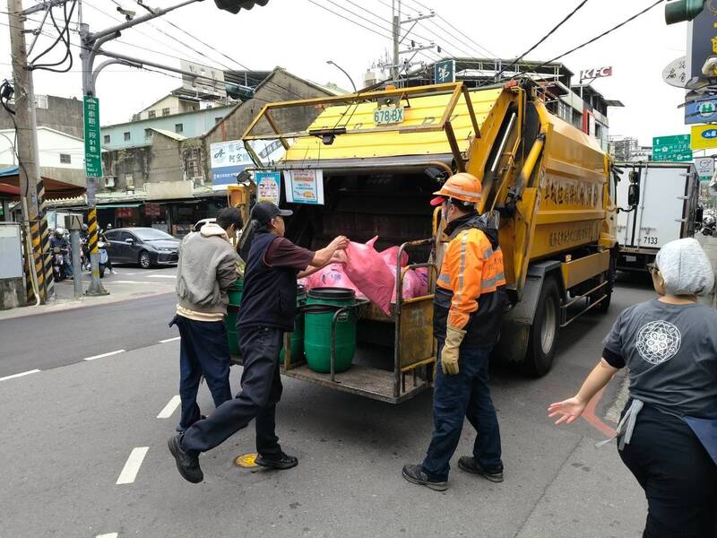 菸蒂未熄直接丟垃圾車 樹林清潔隊:可罰6千元