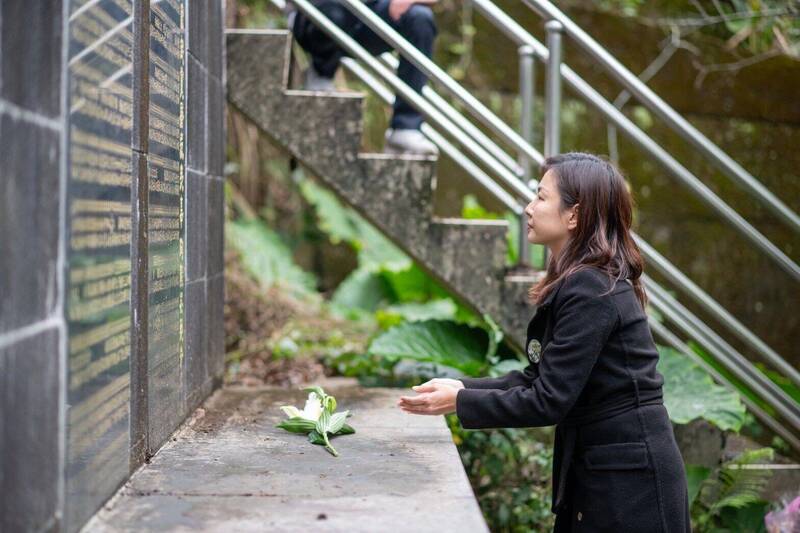 悼二二八!苗縣長參選人陳品安赴頭屋民主英烈公園獻花