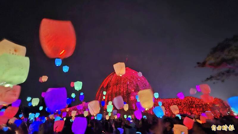 台灣燈會「嘉義夢」燈區點燈 民眾天燈下許願景