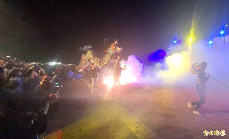 苗栗火旁龍之夜開炸 6千串鞭炮轟炸4尾神龍超震撼