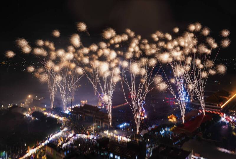 80萬人湧現!鹿耳門聖母廟高空煙火+無人機表演