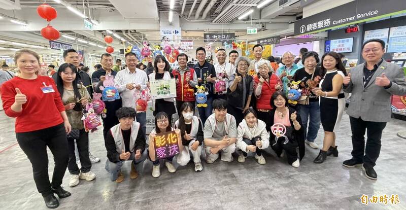 彰化家扶古仔燈義賣 謝衣鳯與副議長許原龍同框當志工