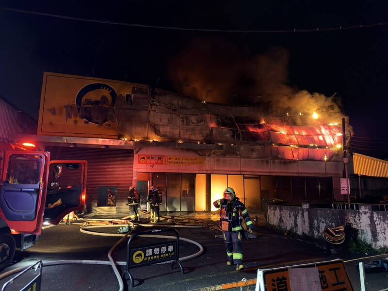 汐止工建路深夜驚傳火警 倉儲起火燃燒濃煙直竄天際