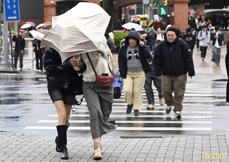 2縣大雨特報 桃園以南13縣市陸上強風特報