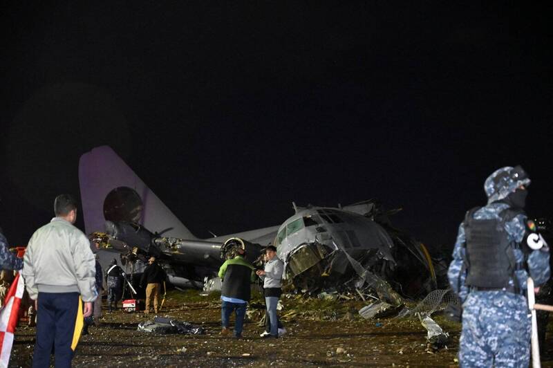 玻利維亞C-130軍機運鈔墜毀釀15死 民眾無視死傷者急搶錢