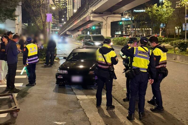 王陽明辦車聚韓哥也來引發交通阻塞 南港警取締53件違規