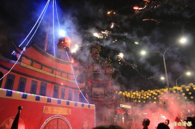 元宵瘋攻炮城!後龍慈雲宮連3晚開炸 金幣、家電等你拿