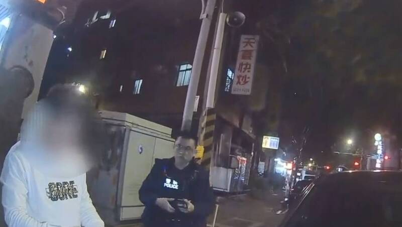 休旅車失控甩尾撞分隔島還要開 中和警追百米攔截搜出喪屍煙彈