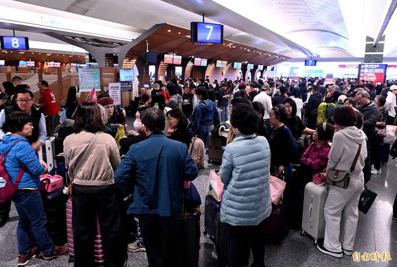 桃園機場報到系統當機 旅客大排長龍