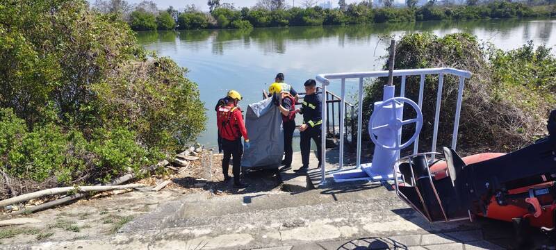 嘉南大圳浮中年男無名屍 台南警提供衣物特徵籲指認