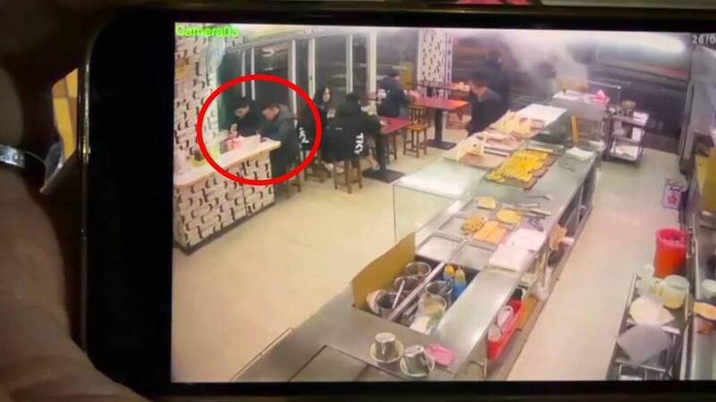 被看一眼不爽 醉男潑豆漿又打人