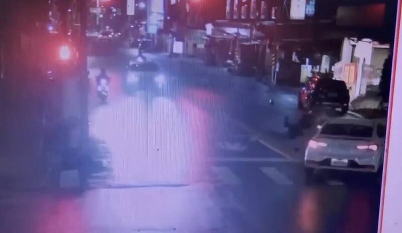 婦人走在人行道上被撞飛。(民眾提供) 婦人走在人行道上被撞飛。(民眾提供)