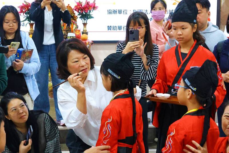 嘉市學童開筆禮 黃敏惠當啟蒙老師點硃砂