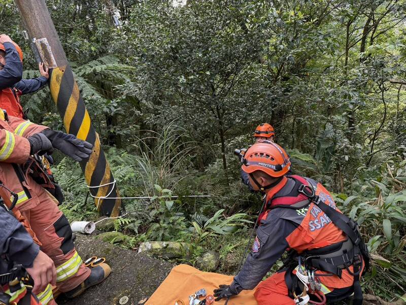 少年汐止山區騎腳踏車摔落邊坡 消防隊垂降救援脫困