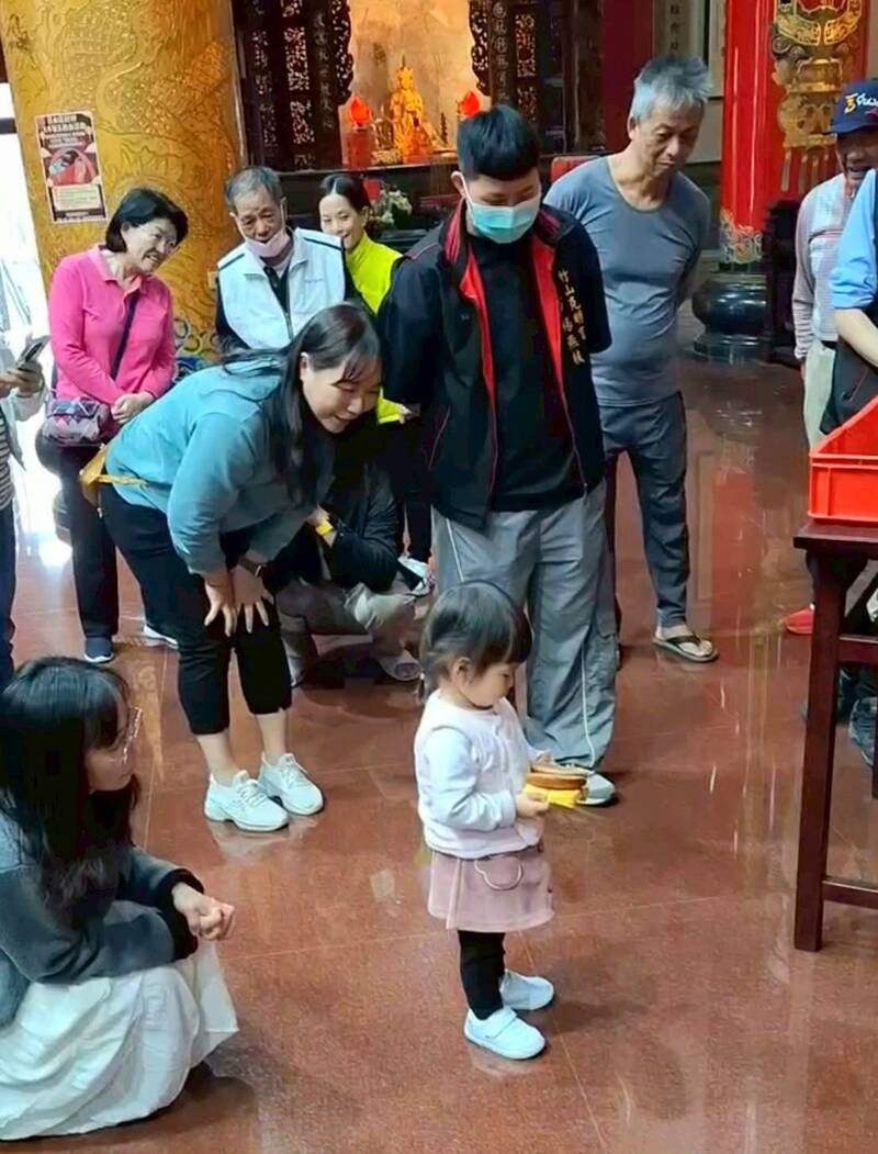 有福氣!竹山克明宮邀遊學太子爺駐駕 2歲女娃擲9聖筊得金牌