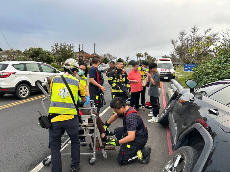 台東小野柳休旅車疑疲勞駕駛自撞 祖孫三代4人傷