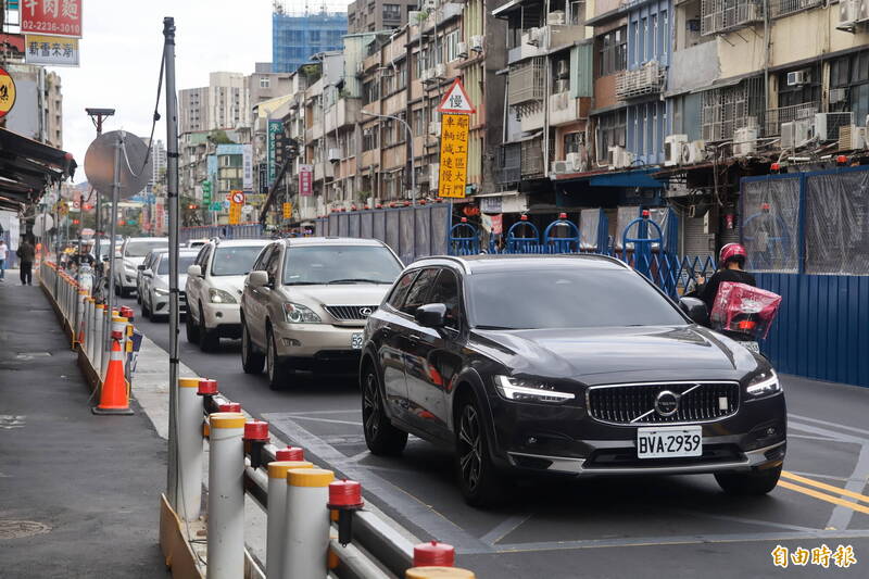 假日也排隊!木柵路一段捷運施工車道減 首個上班日警嚴陣以待