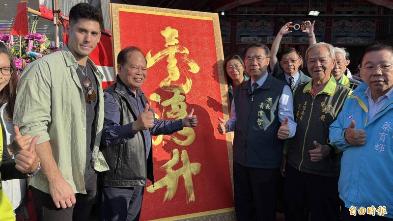 台南鹽水蜂炮啟炮 跟著神轎犁炮去