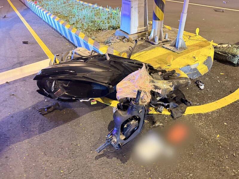 載客趕路搶快?白牌車闖閃紅燈 機車情侶天人永隔