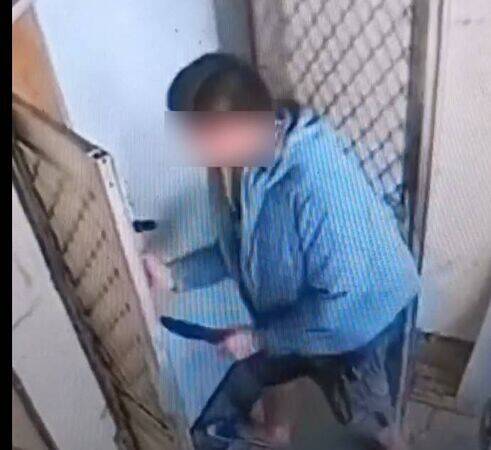 彰化男持刀、榔頭猛踹鄰居家大門 全家人嚇哭