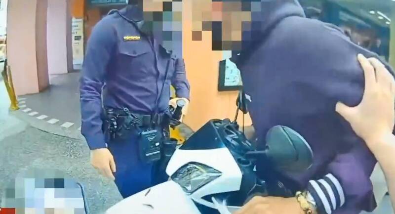 通緝犯騎車吸喪屍煙彈被攔查 突催油門想落跑被壓制