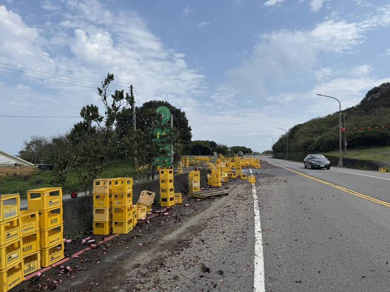 濱海公路千瓶米酒沒綁好掉落 警方交管中