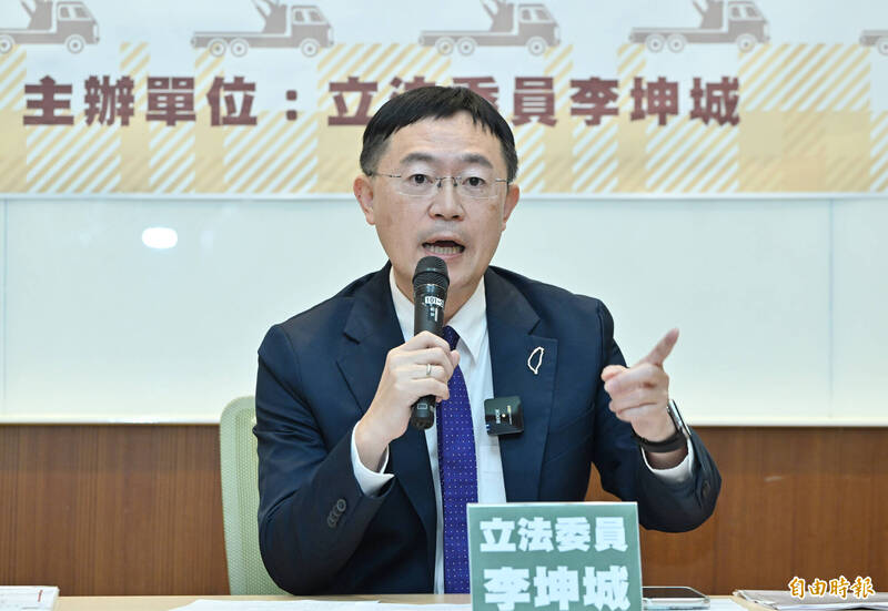 防拖吊業者趁火打劫 李坤城促統一收費、黑名單、申訴平台